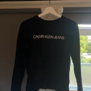 Calvin Klein sweatshirt. Nypris 900kr men säljer för 100kr+ frakt (kan diskuteras). Skriv för mer bilder 