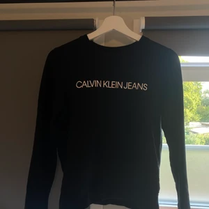 Sweatshirt  - Calvin Klein sweatshirt. Nypris 900kr men säljer för 100kr+ frakt (kan diskuteras). Skriv för mer bilder 