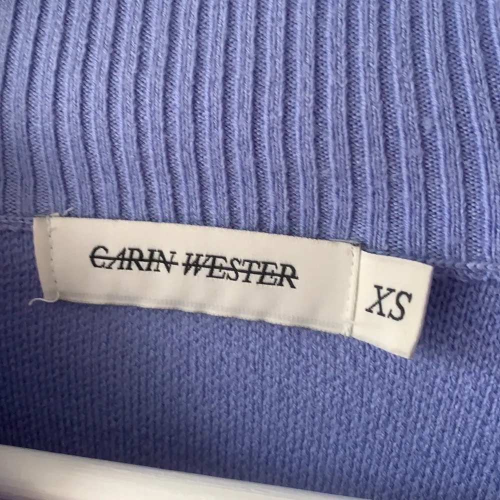 Blå stickad tröja från Carin Wester. Köparen står för frakten.. Tröjor & Koftor.