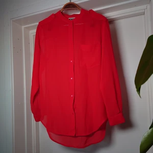 Transparent skjortblus - Transparent skjortblus i klarrött, från weekday. Oversized modell🍒