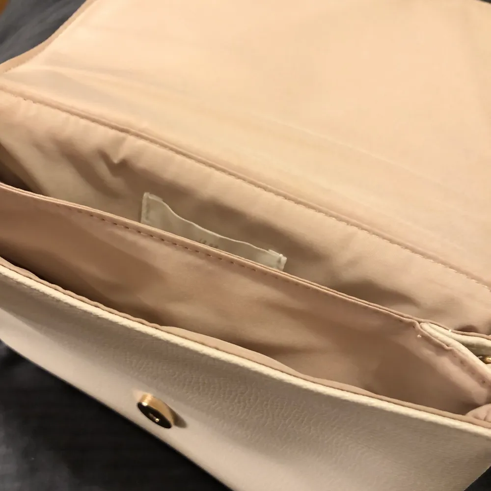 En helt oanvänd praktisk väska med avtagbar axelrem, fin färg som passar till med mesta☺️. Väskor.