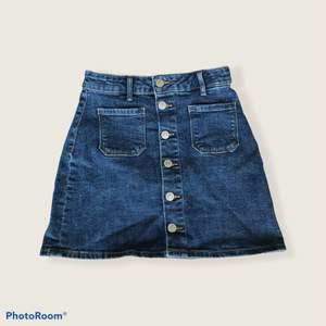 Blå jeans kjol som var använd 2 gånger på kalas💕 bra och fin skick med fina knappar på! Säljs för 42kr + frakt 32kr (postar från polen) barn storlek 146 