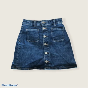 H&M jeans kjol - Blå jeans kjol som var använd 2 gånger på kalas💕 bra och fin skick med fina knappar på! Säljs för 42kr + frakt 32kr (postar från polen) barn storlek 146 