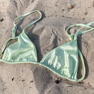Bikini top - Superfin ljusgrön bikini top från Moa Mattson x Nakd. Väldigt glasig och fin med reglerbara axelband, säljes oanvänd med alla lappar kvar ❤️ för liten för mig! 