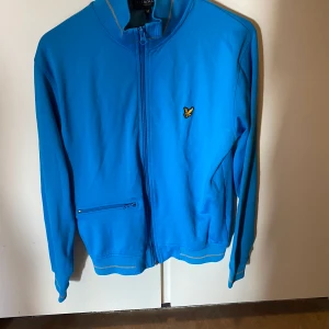 Lyle and scott tröja medium  - Herr Modell mins inte hur länge jag haft den men den är i nyskick i alla fall i storlek medium, det är bra för det finns en ficka med dragkedja på ena sidan.