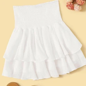 Volangkjol - Säljer min vita volangkjol ännu en gång på grund av oseriös köpare. Den är i bra skicka och enligt mig är den inte genomskinlig. Det enda jobbiga kan vara att den blåser upp ifall man är ute. Det kan vara bra att ha något extra under. Priset är inklusive frakt❤️