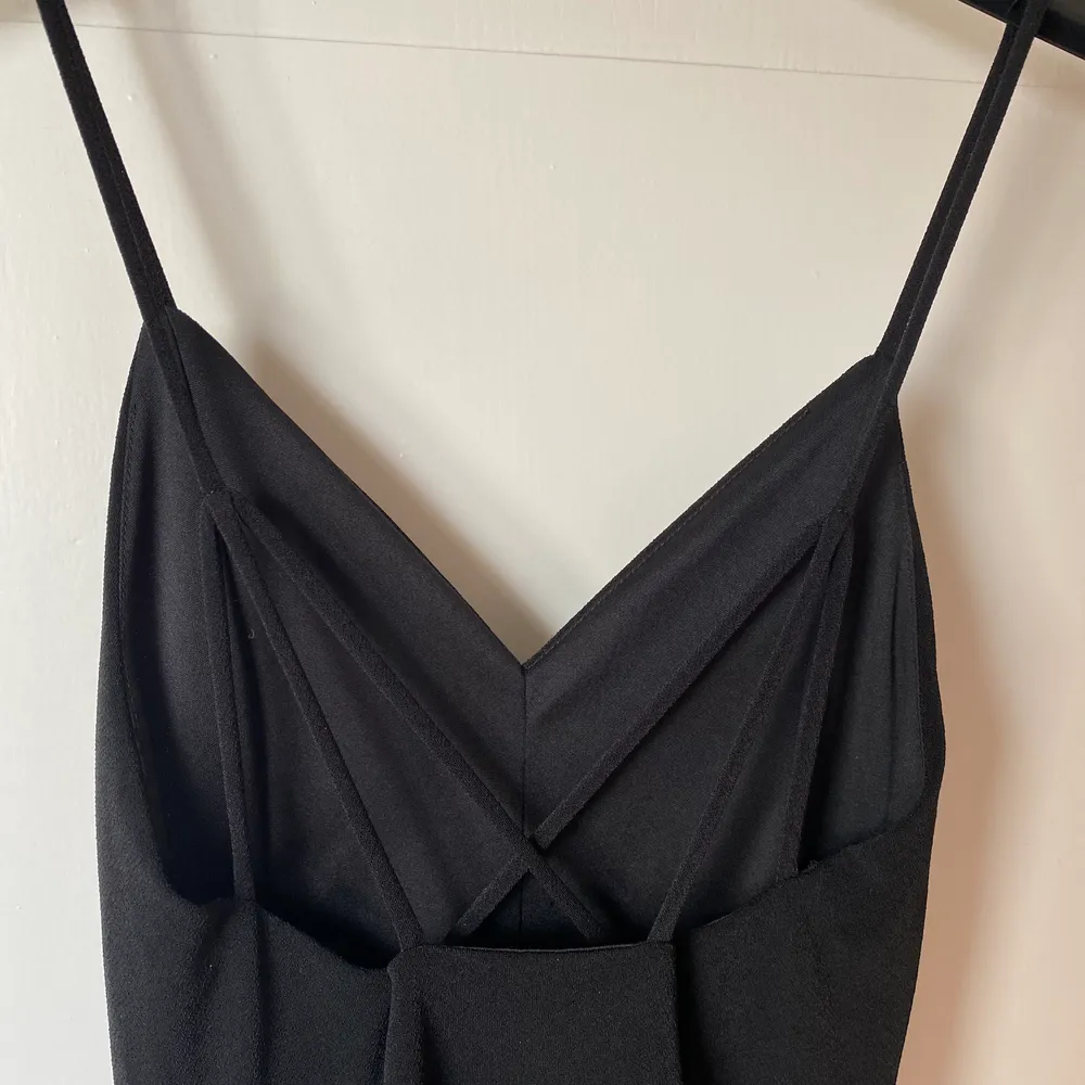 Säljer denna svarta korta klänningen från Bikbok som jag köpte förr förra sommaren. Den har inte blivit använd så mycket vilket är synd då den är väldigt fin.  . Klänningar.