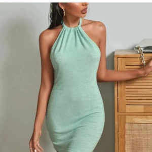 Klänning i st S - Helt ny, från shein! Fin i färgen men passade ej mig så bra därför säljer jag vidare!