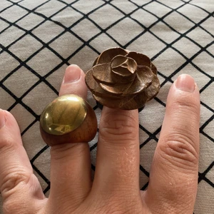 Ring trä  - Vackra ringar i trä. Små i storlek ca 16 mm, small. Priset per styck 30kr. Båda 50 kr. Frakt tillkommer 15kr. 