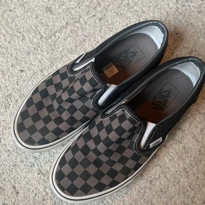 Checkered Vans🖤  - Ett par ”Classic Slip-on” Vans med mörkt checkerboard mönster. Köpta i våras men bara använda ett fåtal gånger, så väldigt bra skick⭐️ 400kr inkl. frakt🌷