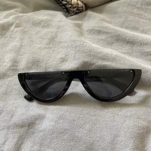 Svarta solglasögon med cool form, skriv för bättre bilder😍💞