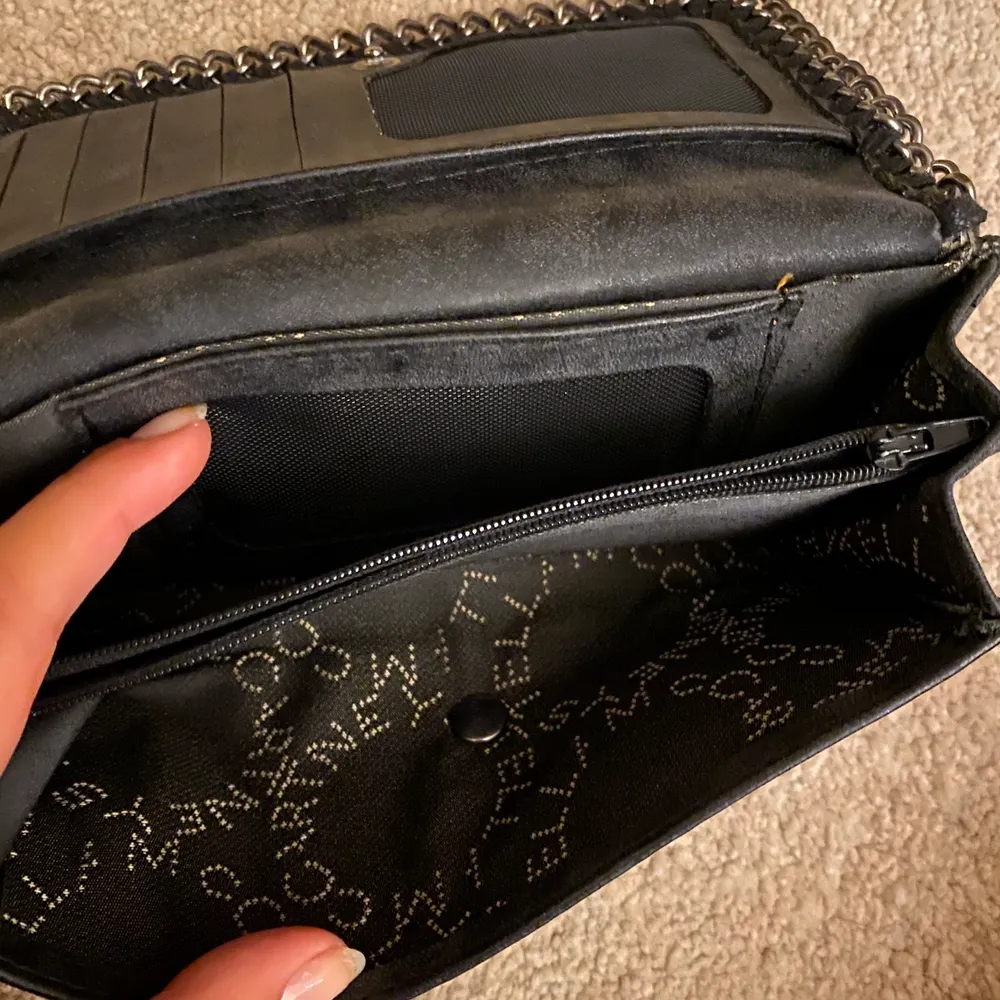 Hej, säljer nu plånbok, har knappt användt den så den ä i väldigt bra sick💕 frakt står köparen av🥰 hör av er vid fler frågor . Väskor.
