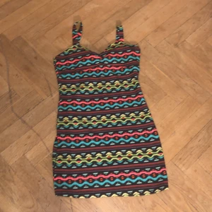 Klänning  - Jag säljer denna färgglada klänningen för 25kr, köparen står för frakten. Har aldrig använt den, den är i storlek 40