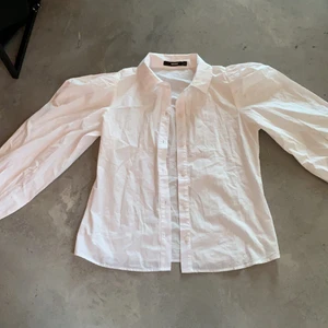 Skjorta  - En vit skjorta från bikbok ! Den e super fin och är i storlek XS . Används 1-2 gånger . 🥵🥵