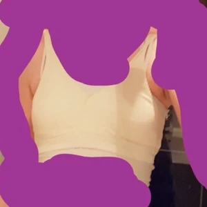 Bikini överdel  - Beige-gul bikini överdel, passar bra på xs🌸Betalning via swish. Vet inte hur jag ska beskriva den men sitter bra & är riktigt fin🥰 Använd 2 gånger bara på provrum 1 gång och nu ovanpå ett vitt linne, tvättas såklart innan jag skickar den. Köpte för 129kr