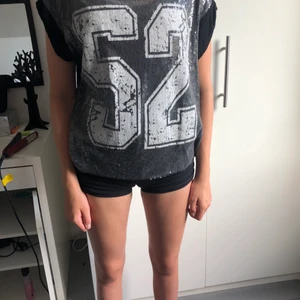 Tshirt med paljetter  - Knappt använd, väldigt bra skick. Säljer då den inte används. Det är min lillasyster som har på sig den på bilden💕 Köparen står för frakt men kan samfrakta om man vill ha mer.