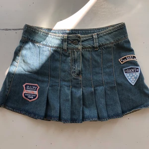 Miniskirt  - Nyskick och sällan använd. Passar mig som är S. Enbart frakt, står för halva så 40kr extra. 