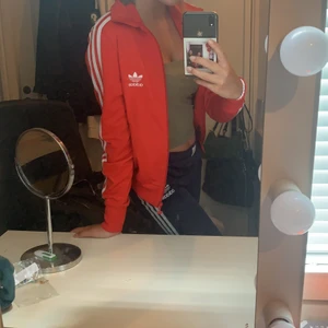 Adidas hoodie - Säljer denna adidas hoodien för får ingen användning av den längre. Men för fler bilder eller frågor är det bara att fråga mig så kan jag fixa det😊