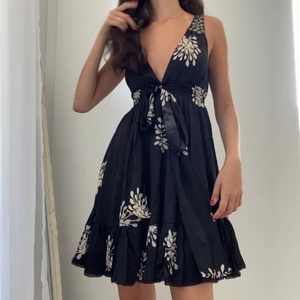 Svart silkesklänning - Silkes klänning i svart med fina detaljer och resår i midjan så den passar många storlekar!! Buda i kommentarerna💗 (jag är en xs)