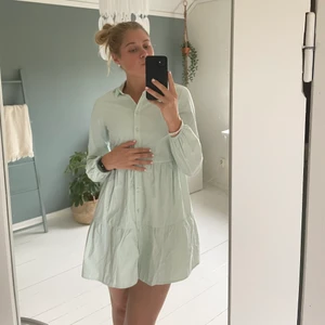 ”Turkos” skjortklänning, Stradivarius  - Säljer min fina skjortklänning som inte kommit till användning då jag har en likadan i annan färg. Köpt från Asos men är från stradivarius. En superfin somrig turkos färg. Den är i storlek XS och jag upplever den lite kort på mig som är 175cm. Den andra jag har är nämligen i S. Annars superfin och önskade att den kändes bekväm i längden… Inköpt för 220kr, säljer för 200kr med frakt, som egentligen ligger på 57kr.😍😍
