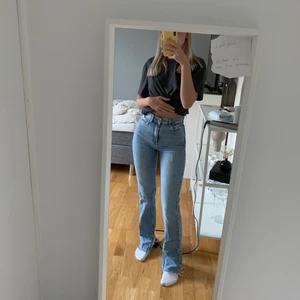 Zara jeans  - Säljer dessa populära jeansen från zara 💕 superfina och jättesköna!! (Jag är 167cm lång) Frakten ingår i priset!! ☺️