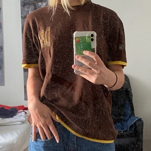 Dolce gabana  - Säljer min jätte fina bruna dolce gabana t-shirt som jag använt 2 gånger men inte tycker passar min kroppsform!💕