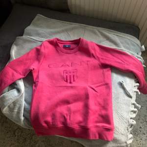 Rosa Gant sweatshirt i storlek XS, som är använd ett fåtal gånger. 