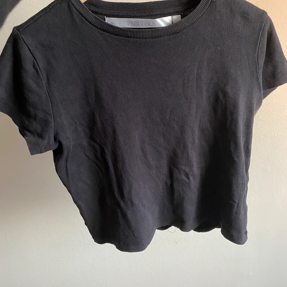 Jag säljer en svart lite croppad ribbad T-shirt ifrån lager 157 i strl s. Säljer den eftersom jag har så många likadana. Om du har frågor/vill ha mer bilder är det bara att kontakta❤️. T-shirts.