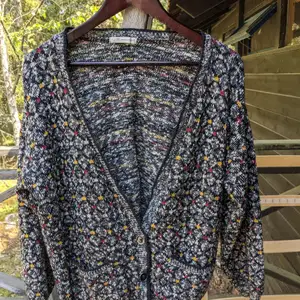 Really nice oversized style cardigan. There is a button missing bit the other 3 are there. I often wore it open so the button missing didn't bother me. Has been worn so some signs of slight bobbling however no holes etc and has been well looked after. Any questions just ask 🙂👍
