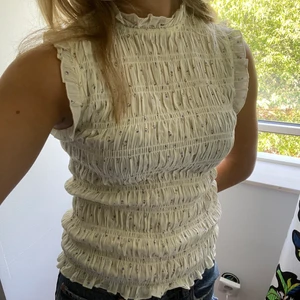 Söt sommrig top! - En jättesöt top köpt från Soaked. Den sitter tight i modellen med små blommor på. Helt som ny har nästan aldrig använt den och just därför jag lägger ut den till salu. Köpt i början av sommaren! Toppen är i M men jag som S tycker den sitter bra. Hör av er vid fler frågor! 💖💖