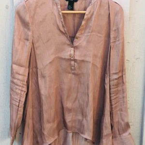 Blus från H&M - Guldfärgad blus från H&M. Inköpt för 5 år sedan och har använt den vid ett par festliga tillfällen. Supersnygg till vita jeans.