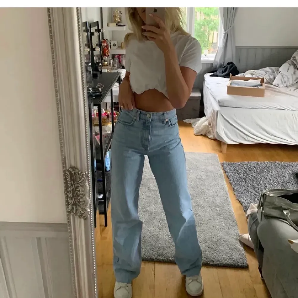 Säljer dessa jeans från zara, säljs inte längre. Sjukt snygga o perfekt färg!! Storlek 34. Vid många intresserad startas budgivning.. Jeans & Byxor.