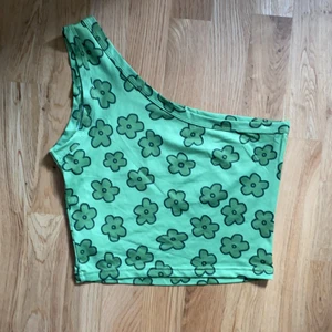 Enärmad topp  - En skitfin topp från shein som har används en gång, säljer detta för att den vara för liten för mig💚  ( Den är grönare i verkligheten )