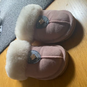 Tofflor😍 - Ett par skit fina tofflor från Canada Snow😊 st 36💕 köpte dom för 1000kr säljer för 300😍