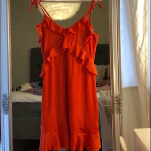 Klänning - Säljer min super fina oranga klänning som köptes förra året från Kenzas egna klädmärke Ivyrevel. Klänningen har aldrig kommit till användning eftersom den varit för liten för mig. Priset går att diskutera! Det finns ingen lapp som visar storleken men skulle säga att den är i storlek 32 eller en mindre 34🧡