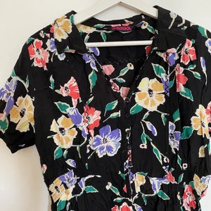 Blommig klänning  - En blommig klänning från Indiska. Väldigt fin och i ett bra skick. Säljes pga använder ej 🌻 går till knäna på mig, ps 174cm lång. 