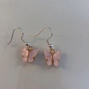 Fjärils örhängen  - Ett par fjärils örhängen❤️ jag gör dem själv jag köper absolut inte färdiga örhängen❤️✨ och när du beställer gör jag dem då✨🤩