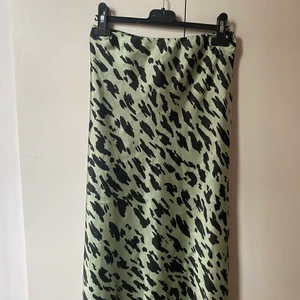 Grön leopardkjol - En leopardmönstrad midikjol från Lindex. Kan mötas i Stockholm eller skicka. Frakt: 66kr spårbart 💗