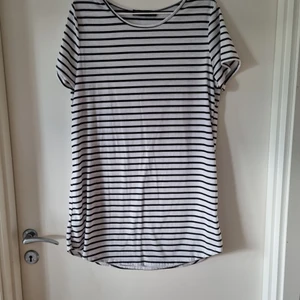 Klänning/tunika från Zanzea - Klänning/tunika från Zanzea, vit med svarta ränder, oanvänd, är som L.