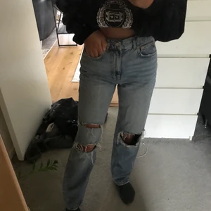 Jeans från ginatricot  - Säljer dessa snygga håliga jeansen från ginatricot i storlek 34. Använda ett fåtal gånger därför i mycket gott skick!💙säljs pågrund av att dem inte kommer till användning av mig längre🤍