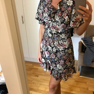 Klänning, Strl M - Blommig sommarklänning i bra skick! 