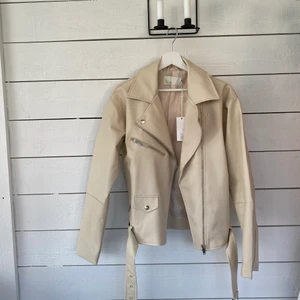 Nelly - Säljer en helt oanvänd Oversized Biker Jacket från Nelly, köpte min för 599kr 
