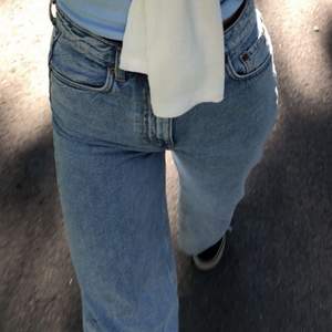 Assnygga jeans från Weekday som inte kommer till användning hos mig. Modell ACE, storlek 24/34. Skriv för fler bilder😇😇 Säljer för 200 + frakt