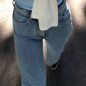ACE jeans från Weekday - Assnygga jeans från Weekday som inte kommer till användning hos mig. Modell ACE, storlek 24/34. Skriv för fler bilder😇😇 Säljer för 200 + frakt