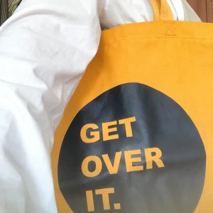 Tygpåse  - En gul tygpåse köpt i London för ett par år sedan! Den är knappt använd och är i nyskick 🎈 Köpare står för frakt! ✨