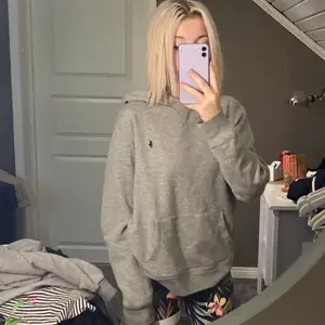 Hej! Säljer denna grå Ralph Lauren hoodie. Knappt använd 