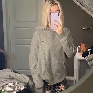 Ralph Lauren goodie - Hej! Säljer denna grå Ralph Lauren hoodie. Knappt använd 