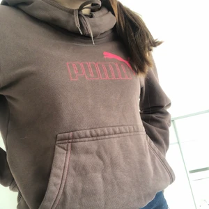 Brun Puma hoodie - En snygg brun hoodie från Puma med röda detaljer, köpt på sellpy i fint skick men aldrig använd sen dess, bara provad.