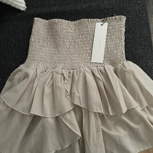 Kjol från Neo Noir - En minikjol som är så fin till sommaren från Neo Noir i storlek S. Aldrig använd!!! Pris: 200kr. Finns i Halmstad eller Kalmar annars står köparen för frakt. 