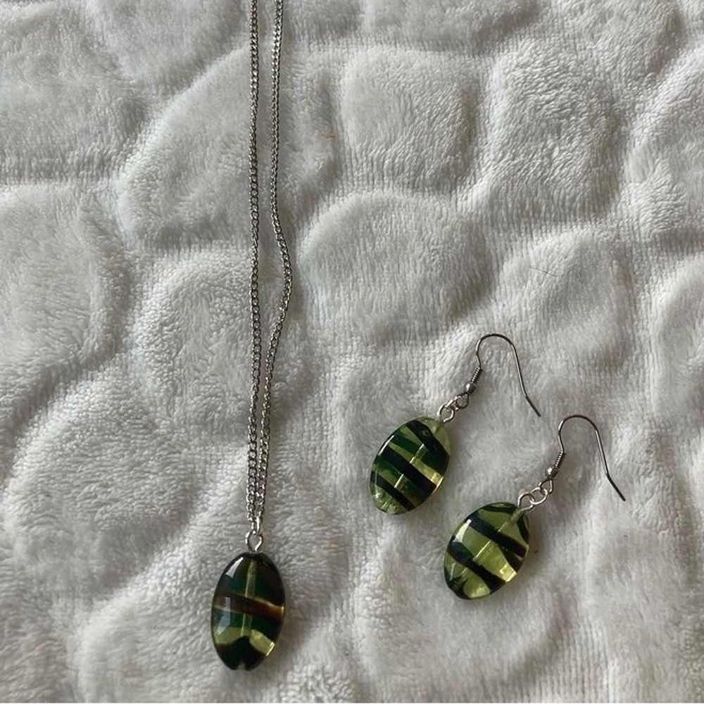 Halsband och örhängen i ett par 120kr . Accessoarer.